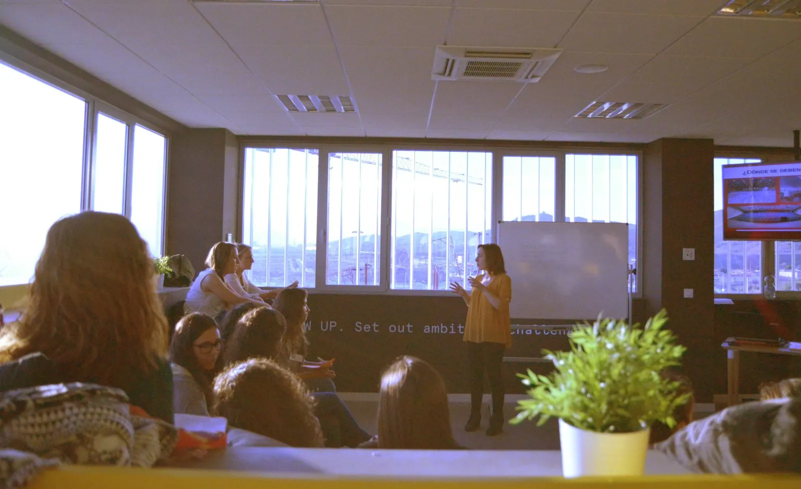 Sonia Ramírez impartiendo un taller a un grupo en una sala con grandes ventanales